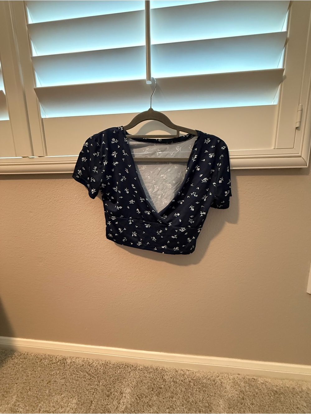 Navy Floral V‑Neck Crop Top